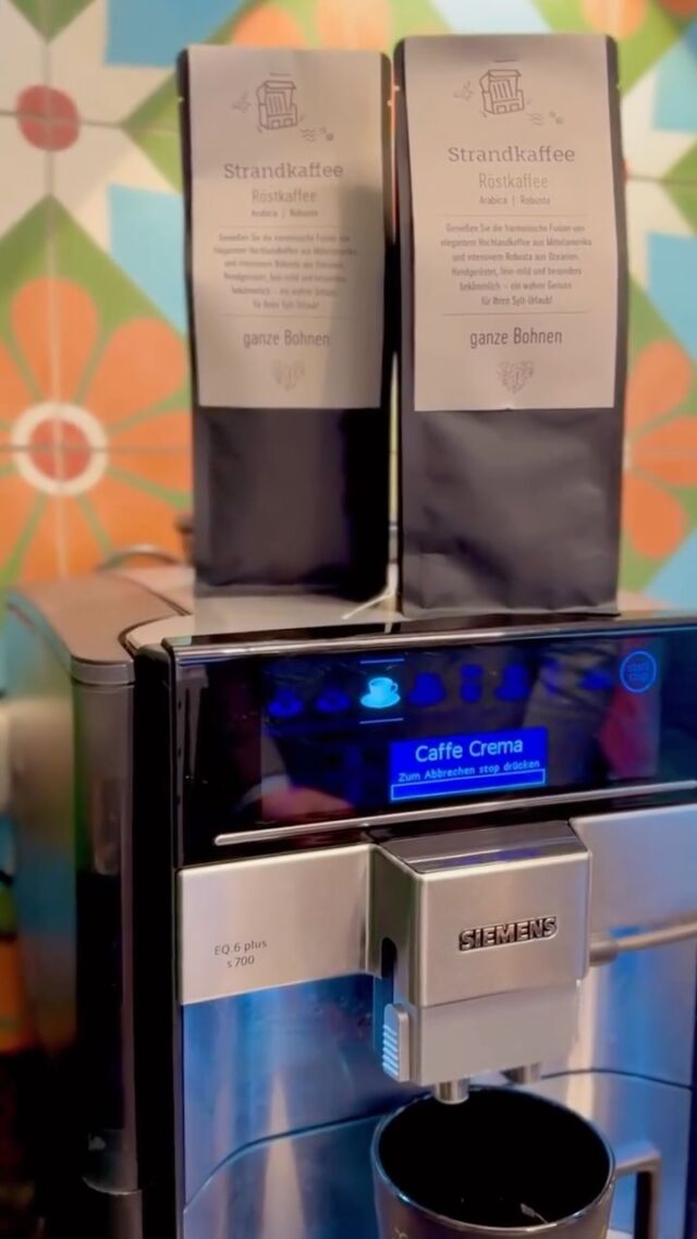 Unser neues Gastgeschenk ☕️❤️

Ein bisschen Sylt zum Genießen! 

Ab einer bestimmten Buchungssumme erwartet unsere Gäste ein ganz besonderes Willkommensgeschenk: Kaffee aus der Kaffeerösterei Husum – mit außergewöhnlichem Geschmack, als ganze Bohne oder gemahlen. Perfekt für den Start in einen entspannten Urlaubstag! 🌅

Und wer sich verliebt: Den Kaffee gibt’s auch bei uns im Büro als kleines Souvenir für zu Hause – so genießen Sie auch daheim jeden Tag ein Stück Sylt in der Tasse. 🐚💛

#Kaffeegenuss #SyltMomente #Strandkaffee #UrlaubMitGeschmack #WedellSylt #SyltToGo #SASSylt