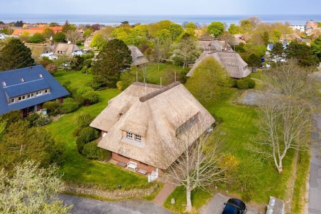 Buchungslücke vom 11.08 - 24.08.25 ❗️

Ein echtes „Juwel“ für eine gemütliche Auszeit auf Sylt! 🏡✨

Stilvoll wohnen auf Sylt: Diese renovierte Maisonettewohnung für zwei Personen bietet auf 51 m² modernen Komfort und gemütliche Atmosphäre. Sie befindet sich in einem reetgedeckten Haus in ruhiger Lage – nur 10 Gehminuten vom Wattenmeer entfernt.
Zur Ausstattung gehören u. a. eine Infrarotsauna, Apple TV, Sonos-Box, Fußbodenheizung, Nespresso-Maschine und ein Waschtrockner. Der große Garten der Anlage kann mitgenutzt werden. Dieser wird bis Ende Juli aufwendig erneuert. 

Ein besonderes Extra: Mit Sylt Go! ist der ÖPNV auf der Insel kostenlos nutzbar.

Jetzt die Buchungslücke nutzen und die Wohnung „Juwel“ auf www.wedell-sylt.de buchen. 

#SyltUrlaub #Maisonettewohnung #FerienwohnungSylt #SyltGo #WattLiebe #Inseltraum #Reetdachhaus #Syltliebe #UrlaubFürZwei #Ferienzeit #ReisenDeutschland #Sylturlaub #NaturPur #Strandnah #Sylt #WedellUrlaub