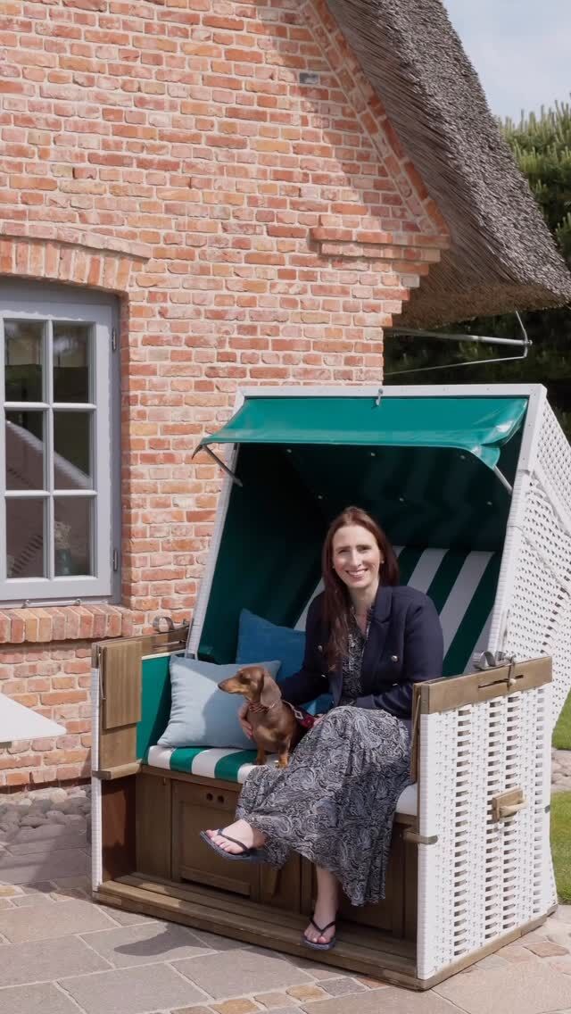 ✨ Unsere zweite Haustour auf Sylt ✨
Heute präsentieren Tilda 🐶 und ich das wunderschöne Klenterhüüs in Keitum – ein echtes Schmuckstück voller Charme und Liebe zum Detail. 🏡❤️

Hier stimmt einfach alles: Jedes Zimmer strahlt pure Gemütlichkeit aus, und schon beim Eintreten wird klar, wie viel Herzblut in diesem Haus steckt.

Keitum & das Klenterhüüs – eine Traumkombination für unvergessliche Urlaubsmomente auf Sylt!

Jetzt buchbar über www.wedell-sylt.de oder direkt hier:
🔗 https://www.wedell-sylt.de/domizil/klenterhueues/

#Haustour #Sylt #Keitum #Klenterhüüs #InselLiebe #Nordseezauber #Hausliebe #Syltliebe #Urlaub #Wedell #SyltUrlaub