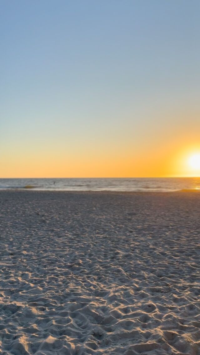 ✨ Für uns sieht ein perfekter Urlaubsabend genau SO aus! 🌅

Wir schicken sonnige Grüße an alle Sylt-Urlauber, an unsere Follower zuhause und an alle, die die Insel genauso lieben wie wir. 🐚💙

Habt eine wunderbare neue Woche! ✨

#Sylt #InselLiebe #Nordsee #UrlaubAufSylt #SyltLiebe #Reiselust #SyltMoment #InselGlück #MeerLiebe #SyltUrlaub #SyltVibes #TravelGermany #InselFeeling
