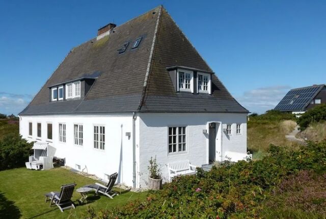 Haidewai ❤️ 

Das Domizil Haidewai in Hörnum liegt erhöht auf einer Düne und bietet Meerblick, maritimes Flair und viel Platz für bis zu 5 Personen. Liebevoll eingerichtet, mit Sauna, Kamin und Terrasse – perfekt für Familien oder Freunde. 🌊✨

👨‍👩‍👧‍👦 Für 5 Personen, 140 m²
🛏️ 3 Schlafzimmer (Doppelbett, Einzelbett, 2 Einzelbetten)
🚿🛁 2 Badezimmer + Gäste-WC
🔥 Kachelofen/Kamin
🧖‍♀️ Private Sauna
🌞 Terrasse mit Gartenmöbeln & Strandkorb
🌊 Meerblick
🚌 Kostenloser ÖPNV („Sylt Go!“)
⚠️ Zugang nur über Treppenaufgang entlang der Düne
🚭 Nichtraucher, 🚫🐶 keine Haustiere

Buchbar unter folgendem Link: https://www.wedell-sylt.de/domizil/haidewai/

#Sylt #Hörnum #Haidewai #UrlaubAufSylt #FerienhausSylt #NordseeLiebe #SyltUrlaub #FerienhausLiebe #InselSylt #MeerblickGenießen #FerienhausMitSauna #SyltGo #Reetdachliebe #NordseeUrlaub #SyltMomente