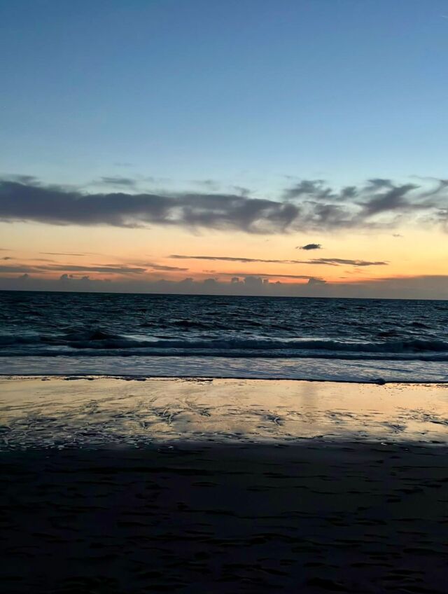 Sylt + Sunset = keine Farbpalette der Welt kommt da ran. 🌅🔥
Meerblick, Himmel, Gefühl – fertig. 🌊

#SyltUrlaub #NordseeUrlaub #SyltLiebe #Sylt #SunsetVibes #BeachMood #StrandGefühl