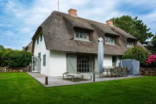 🏡 NEU IN DER VERMIETUNG · FRIESENHAUS ÄNNE · KEITUM / SYLT ✨

Willkommen in Ihrem neuen Sylter Lieblingsdomizil! 

Das Friesenhaus Änne vereint modernen Komfort mit traditionellem Charme – perfekt für Familien oder Freundesgruppen bis zu 8 Personen.

Auf 208 m² erwarten Sie 4 stilvolle Schlafzimmer, 3 Bäder, eine Sauna, ein Kamin, eine hochwertige Küche und ein großer Garten mit Terrasse & Strandkorb.
Genießen Sie die idyllische Lage in Keitum, nur wenige Gehminuten vom Meer, Bahnhof und Supermarkt entfernt. Haustiere sind herzlich willkommen 🐾 – und der Privatparkplatz ist inklusive.

Jetzt neu buchbar auf www.wedell-sylt.de – für alle, die Ruhe, Stil & friesische Gemütlichkeit lieben. 🌿🔥

#FriesenhausÄnne #NeuInDerVermietung #SyltKeitum #FerienhausSylt #SyltUrlaub #NordseeLiebe #InselSylt #Ferienhausliebe #SyltMomente #SaunaTime #KaminAbende #Haustierfreundlich #StrandkorbLiebe #Designferienhaus #Sylt2025 #Nordseezauber #TravelGoals #UrlaubMitHund #KeitumLiebe #WedellSylt #WedellUrlaub