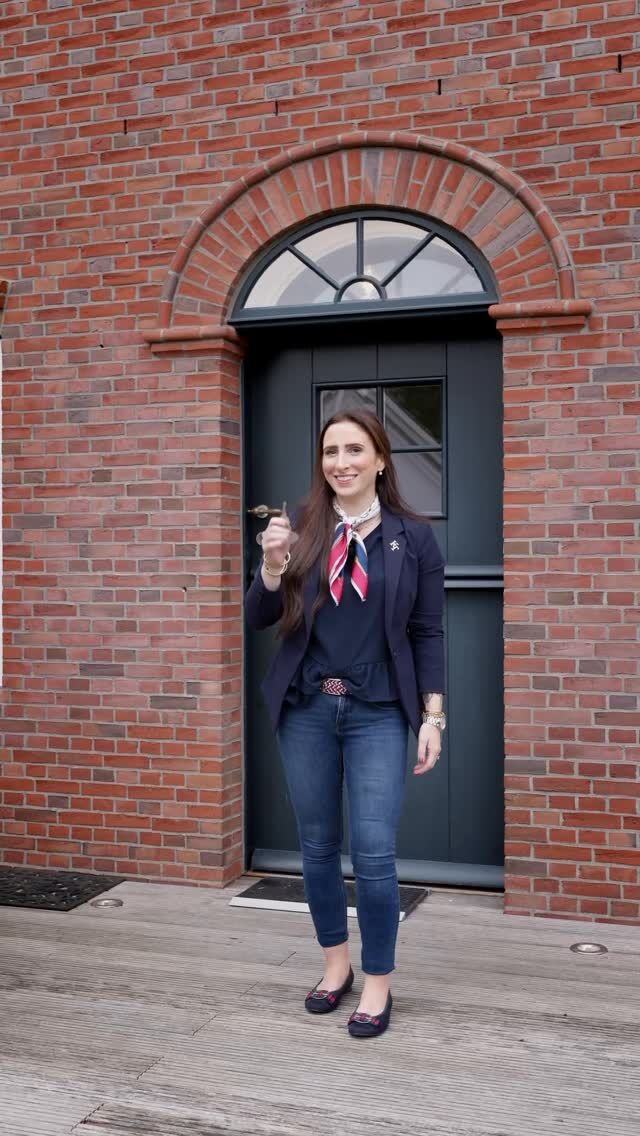 Seepferdchen – Sylter Charme unter Reet 🏡

Das Seepferdchen vereint gemütlichen Inselstil mit bestem Komfort. Auf 105 m² warten 3 Schlafzimmer, 2 hochwertige Bäder, eine offene Wohnküche mit Kamin für warme Abende und eine großzügige Terrasse. Ideal für bis zu 6 Personen – Haustiere willkommen. 

Nur wenige Schritte vom Wattenmeer entfernt und umgeben von Kapitänshäusern, kleinen Manufakturen und feiner Gastronomie entsteht ein Ort voller Ruhe und echter Sylter Atmosphäre. Ein Zuhause zum Ankommen und Wohlfühlen. 🌾🌊✨

Jetzt buchen auf www.wedell-sylt.de 

#Sylt #Sylturlaub #Inselurlaub 

Produktion: @seaside___stories
Moderation: Katharina Tiemann

Wedell 2025