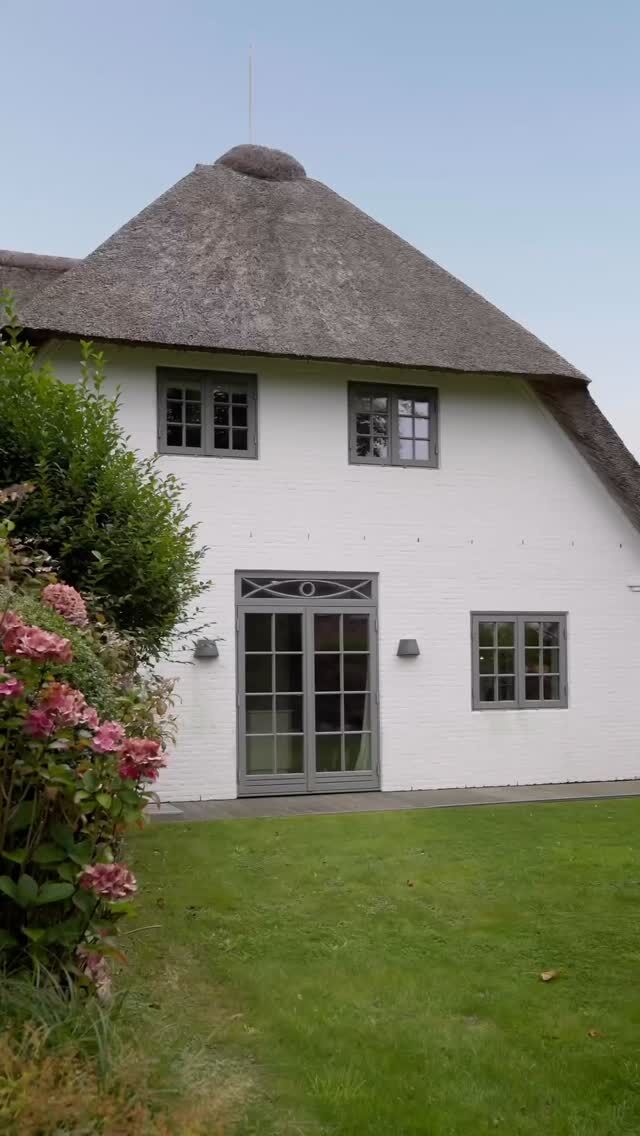 Neue Haus-Tour im Friesenhaus Änne in Keitum 🏡✨

Willkommen in einem echten Wohlfühlort auf Sylt! 🌊💛 Das Friesenhaus Änne in Keitum begeistert mit stilvollem Design, hochwertiger Ausstattung und viel Platz für entspannte Urlaubstage.

✨ Highlights:
• 208 m² Wohnfläche für bis zu 8 Personen
• 4 Schlafzimmer & 3 Badezimmer
• Offener Wohn- & Essbereich mit Kamin 🔥
• Eigene Sauna für pure Entspannung 🧖‍♀️
• Terrasse, Garten & Strandkorb 🌿
• Ruhige Lage im charmanten Keitum

Perfekt für Familien, Freunde und alle, die Komfort, Ruhe und echtes Inselgefühl schätzen. 🌾🌊

Buchbar auf www.wedell-sylt.de

#sylt #keitum #ferienhaus #haustour #wedellsylt