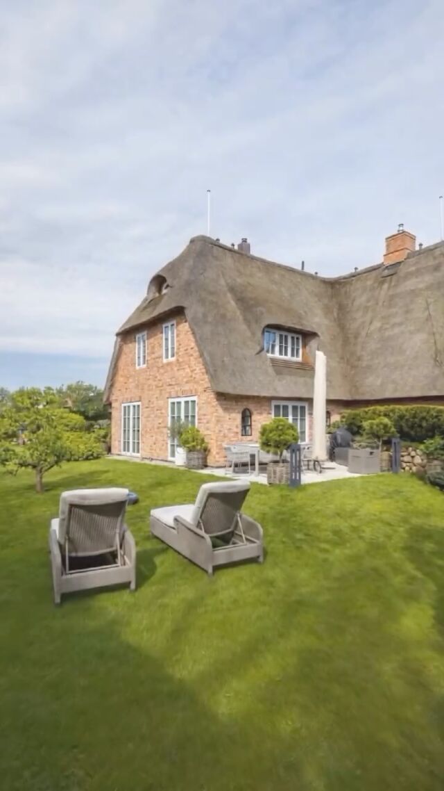 Ankommen. Durchatmen. Sylt genießen. 🌾🌊

Willkommen im Greta’s Hüs – Ihrem persönlichen Rückzugsort im idyllischen Archsum auf Sylt.

Ein Reetdachhaus, das Ruhe, stilvolles Design und nordische Gemütlichkeit auf besondere Weise vereint.
Genießen Sie entspannte Stunden im Strandkorb, ausgedehnte Spaziergänge durch die weiten Salzwiesen oder wohltuende Momente in der privaten Sauna. Hier finden Sie Raum für Ruhe, Erholung und echte Auszeit.

✨ 135 m² Wohnkomfort
✨ Platz für bis zu 4 Personen
✨ Garten, Terrasse & Sauna
✨ Hochwertige Ausstattung mit Liebe zum Detail

Ein Ort, der mehr ist als Urlaub – ein Gefühl von Zuhause auf Zeit.

Buchbar auf www.wedell-sylt.de

#SyltLiebe #Reetdachhaus #Nordsee #LuxuryStay #Erholung