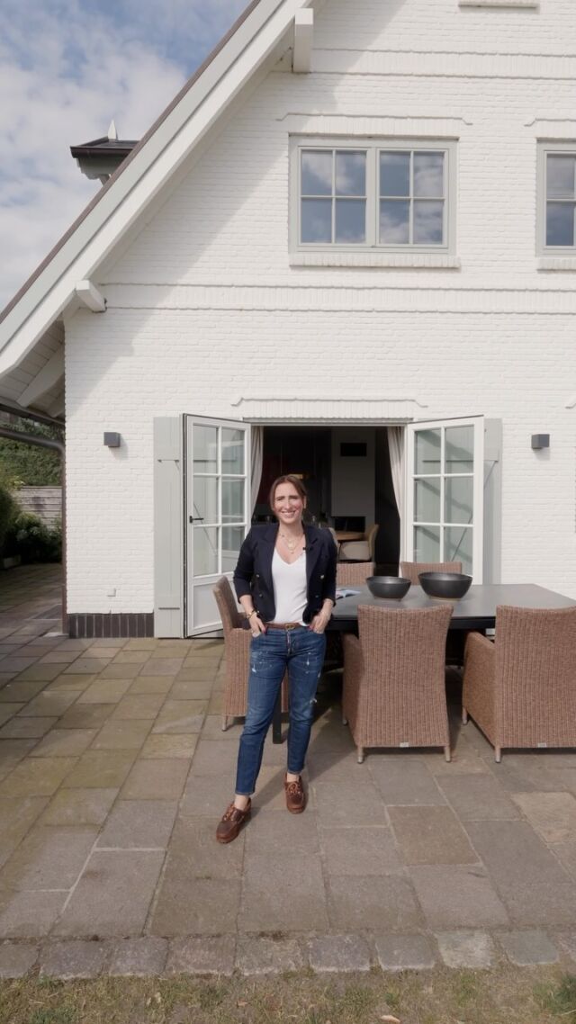 🌊 Willkommen im Traumblick Sylt – ein Zuhause, bei dem der Name wirklich Programm ist. ✨

Auf Housetour durch eines unserer High-End-Domizile von Wedell Sylt: 180 m² voller stilvoller Details, nordischem Flair und ganz viel Sylt-Gefühl. 🤍

Mit Platz für bis zu 6 Personen bietet der Traumblick Sylt:
🏡 3 stilvolle Schlafzimmer
🛁 3 hochwertige Bäder + Gäste-WC
🔥 einen großzügigen Wohnbereich mit Kamin
🧖‍♀️ eine private Sauna & Designer-Badewanne
🍷 eine hochwertige Küche mit BORA-Kochfeld & Weinkühlschrank
🌾 einen großen Garten mit zwei Terrassen
🌊 und natürlich einen traumhaften Panoramablick über das Rantumbecken bis Richtung Hörnum

Das Meer liegt nur ca. 90 Meter entfernt, der Strand ist in wenigen Minuten erreichbar. 🐚

Ein besonderer Rückzugsort mit viel Privatsphäre, hochwertigem Design und einem Ausblick, der Sylt von seiner schönsten Seite zeigt. ✨

Traumblick Sylt – ein exklusiver Lieblingsort in Rantum.🤍

📍 Rantum | Sylt
🏡 High-End-Domizil von Wedell Sylt
🔗 Buchbar auf www.wedell-sylt.de

Video und Produktion: @seaside___stories 
Moderation: Katharina J. F. Tiemann fraeuleinzuckerpueppchen 

#TraumblickSylt #Sylt #SyltLiebe #SyltUrlaub #Housetour

Text mit KI verfasst.