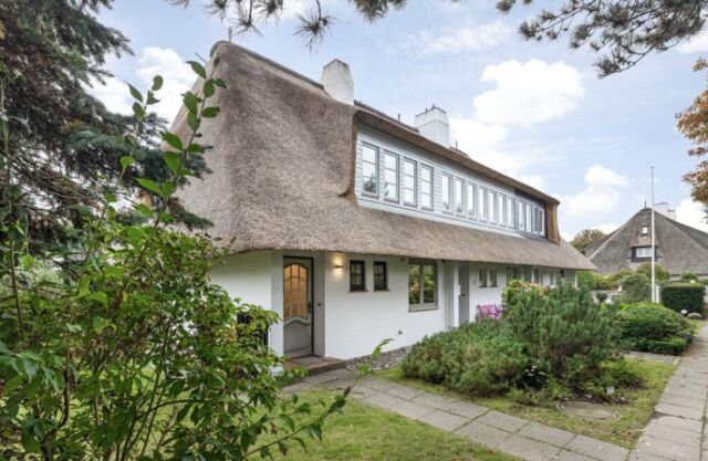 🏡 NEU in der Vermietung: 

✨ KEITUMER LIEBLINGSPLATZ UNTER REET

Mitten im wunderschönen Kapitänsdorf Keitum liegt mit dem Kliiriwai 11 ein ganz besonderer Rückzugsort auf Sylt. 🤍

Auf großzügigen 104 m² verbindet das liebevoll eingerichtete Reetdachhaus echten Sylter Charme mit viel Platz zum Wohlfühlen. Zwei Schlafzimmer und zwei Badezimmer bieten Raum für bis zu vier Personen.

Ein besonderes Highlight ist der eigene Garten mit Terrasse und Strandkorb – perfekt für den ersten Kaffee am Morgen, entspannte Stunden in der Sylter Sonne oder ein Glas Wein am Abend. 🌾🥂

🏡 104 m² Wohnfläche
🛏️ 2 Schlafzimmer
🚿 2 Badezimmer + Gäste-WC
👥 für bis zu 4 Personen
🌿 eigener Garten mit Terrasse & Strandkorb
📍 Keitum auf Sylt

Ein Zuhause auf Zeit für alle, die Sylt gerne etwas ruhiger, ursprünglicher und mit ganz viel Inselgefühl genießen. ✨

Alle Infos zum Kliiriwai 11 gibt es auf www.wedell-sylt.de

#wedellsylt #sylt #keitum #syltliebe #urlaubaufsylt ferienhaussylt reetdachhaus keitumsylt nordseeliebe inselliebe sylturlaub

Text mit Ki erstellt.