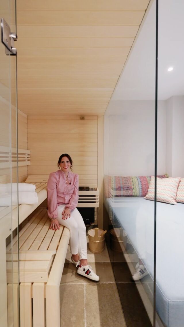 Sylter Charme unter Reet trifft auf farbenfrohes Design. 🤍🌾

Calm Island 2 in Keitum bietet auf ca. 121 m² Platz für bis zu sechs Personen. Drei Schlafzimmer, zwei Badezimmer und ein heller Wohnbereich mit offener Küche schaffen Raum für gemeinsame Urlaubstage. Kamin, private Sauna und zwei Terrassen machen die Auszeit zu jeder Jahreszeit besonders. Auch Hunde sind herzlich willkommen. 🐾

Das Haus Calm Island 2 und das Nachbarhaus Calm Island 1 sind buchbar auf www.wedell-sylt.de.

#WedellSylt #CalmIsland #Keitum #Sylt #Haustour